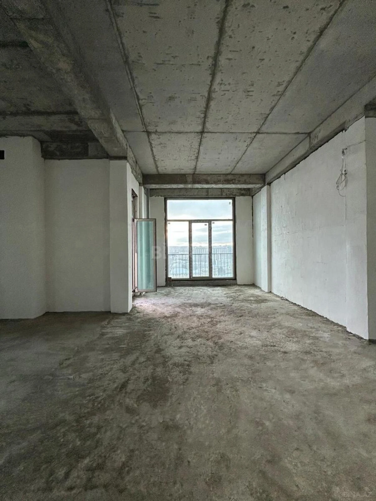 Satılır 5 otaqlı mənzil 280 m²