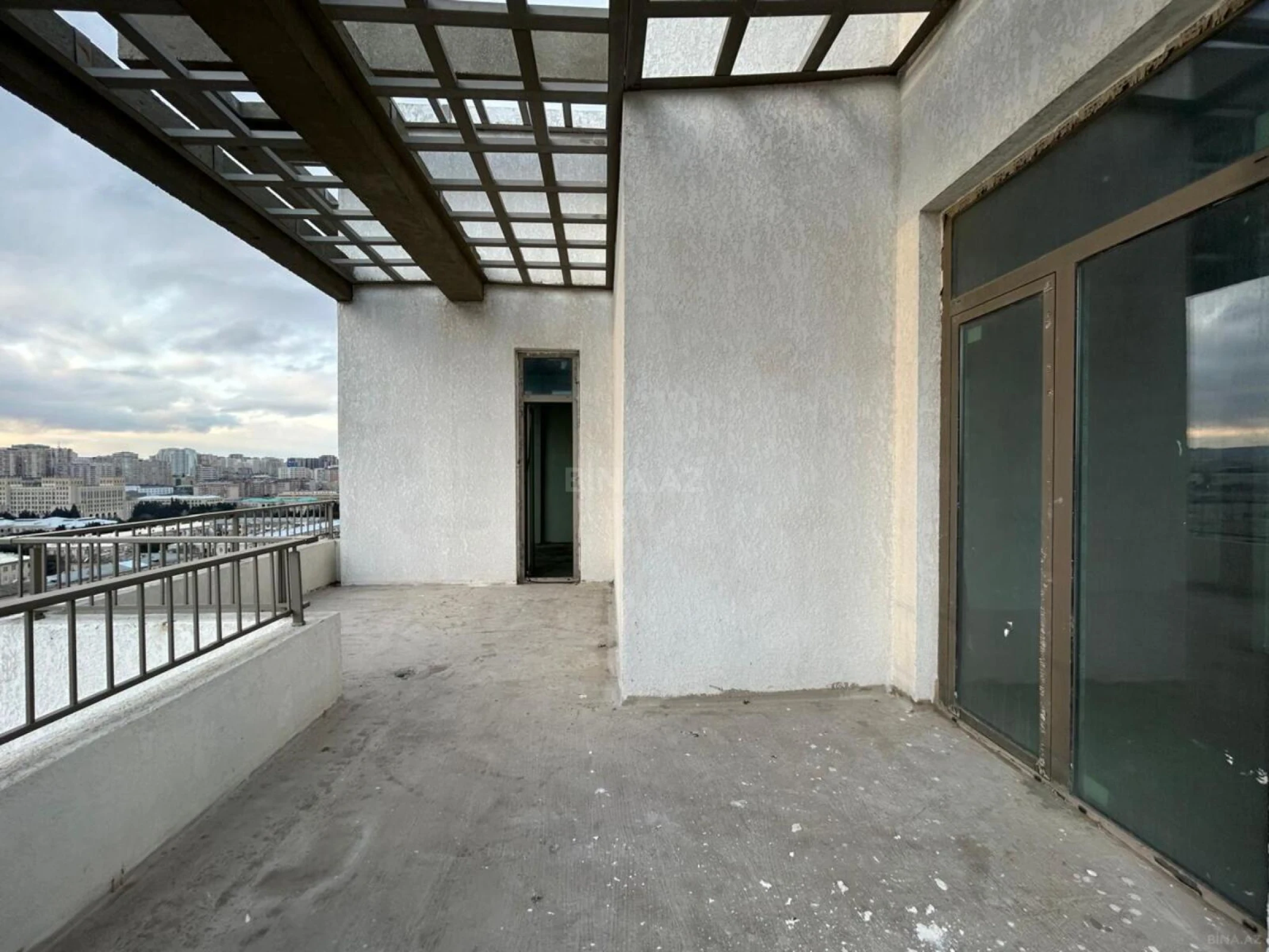 Satılır 5 otaqlı mənzil 280 m²