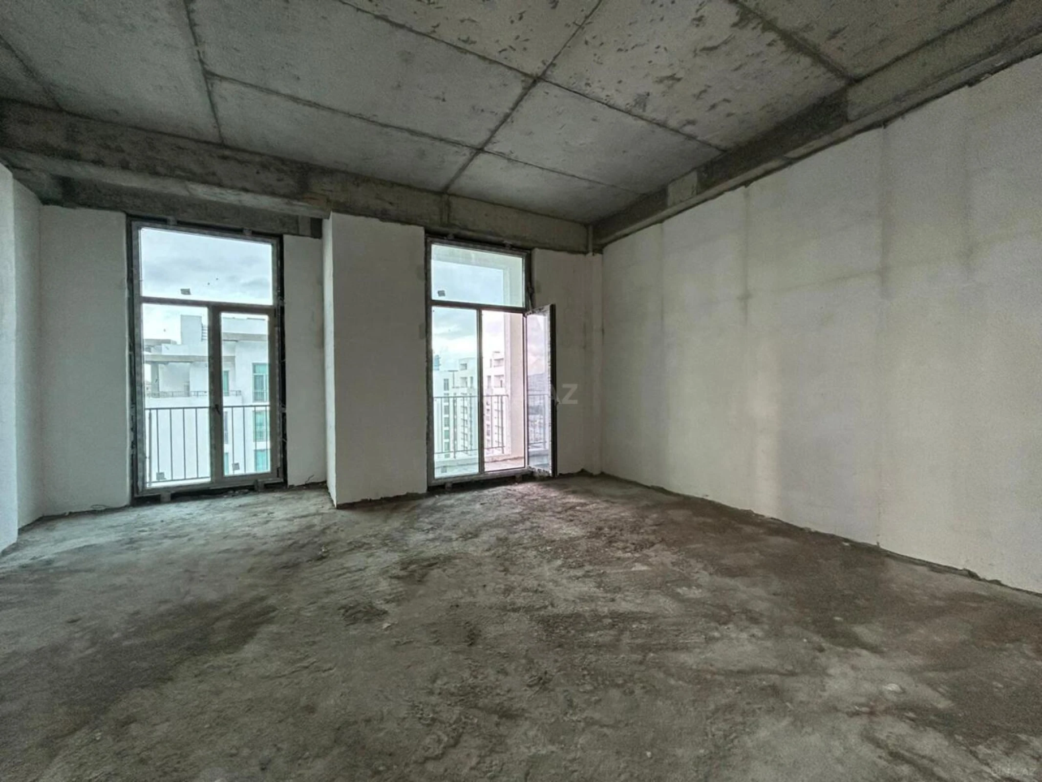 Satılır 5 otaqlı mənzil 280 m²