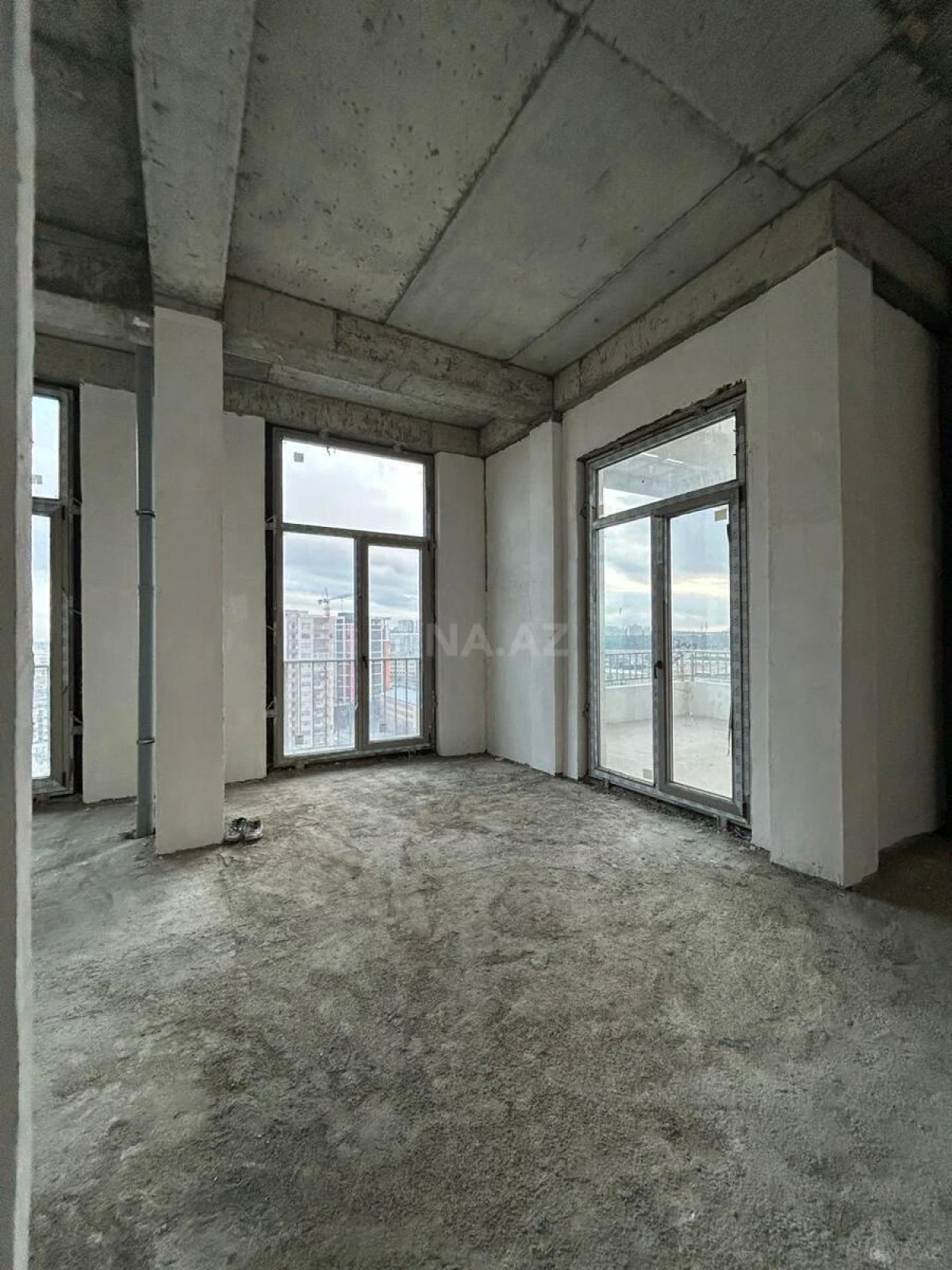 Satılır 5 otaqlı mənzil 280 m²