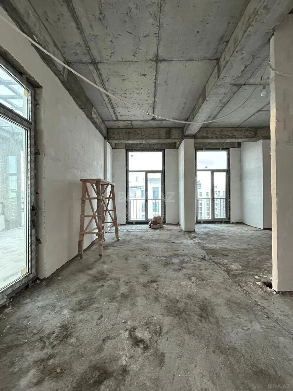 Satılır 5 otaqlı mənzil 280 m²