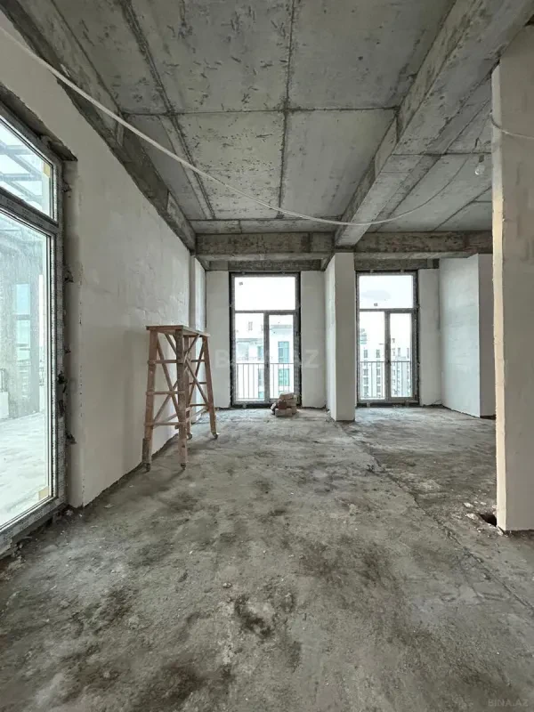 Satılır 5 otaqlı mənzil 280 m²