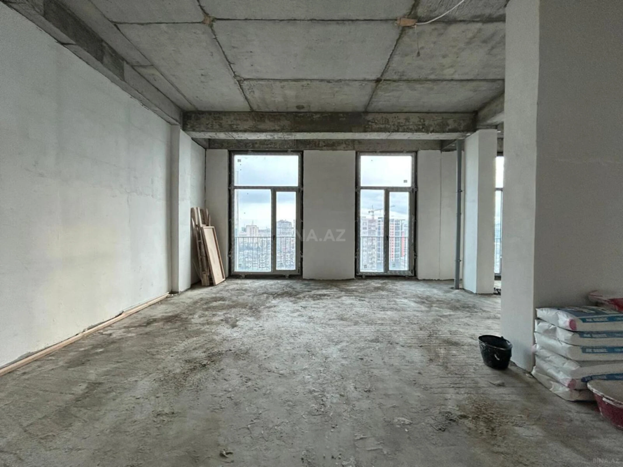 Satılır 5 otaqlı mənzil 280 m²