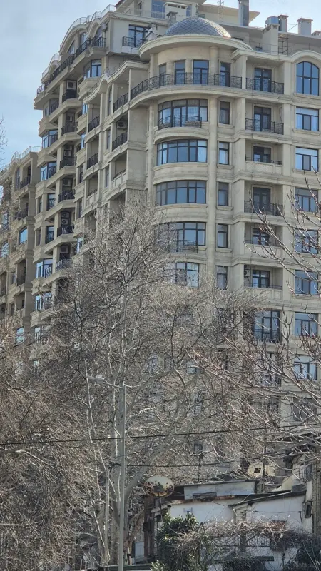 Satılır 4 otaqlı mənzil 198 m²