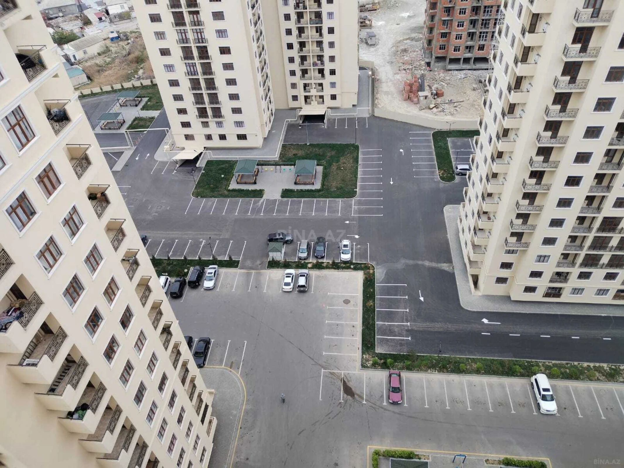 Satılır 3 otaqlı mənzil 121 m²