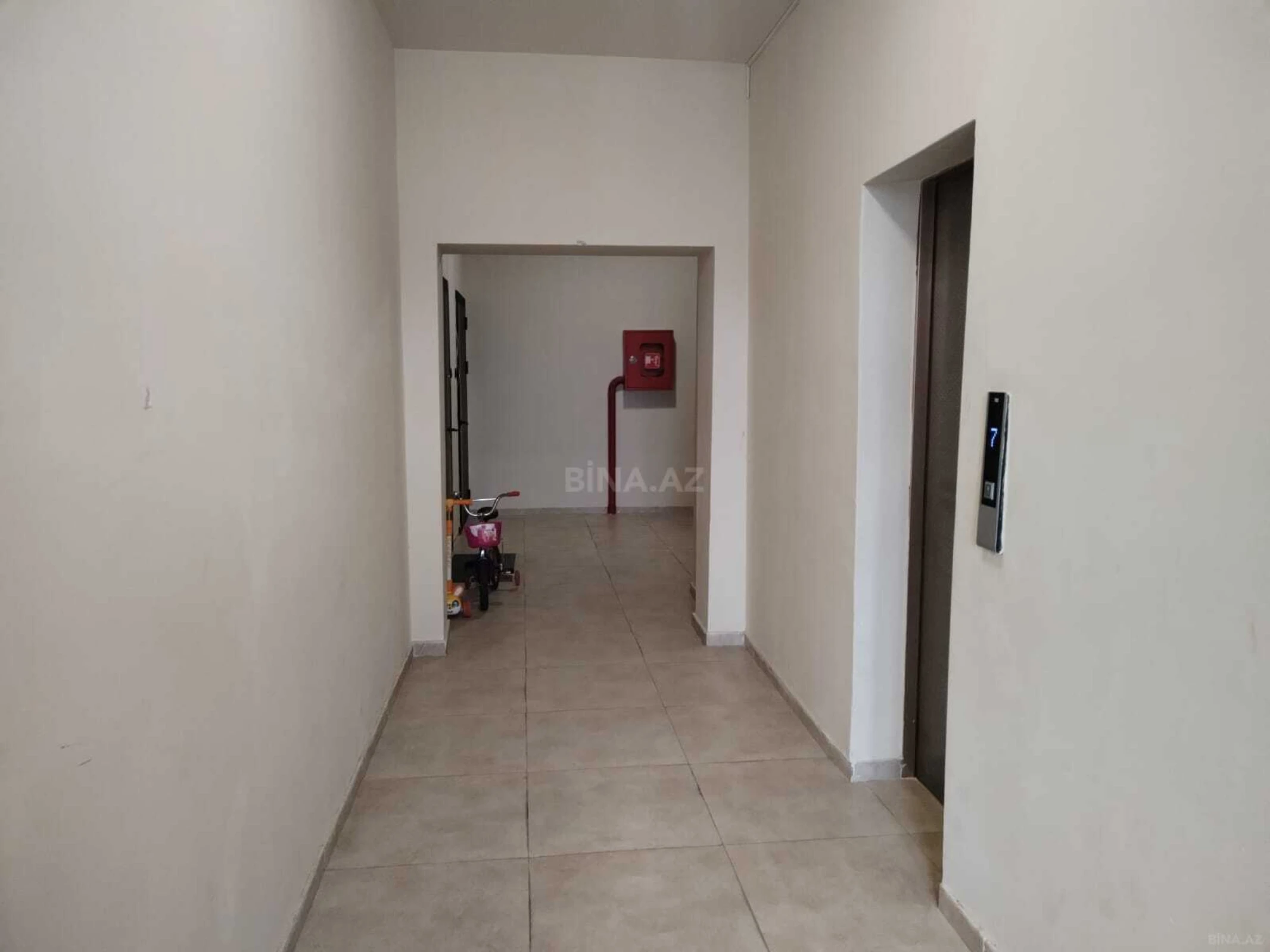 Satılır 3 otaqlı mənzil 121 m²