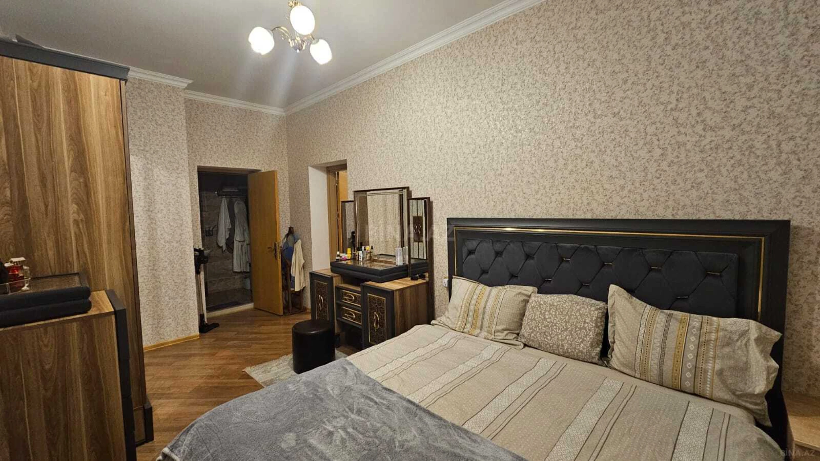 Satılır 3 otaqlı mənzil 121 m²