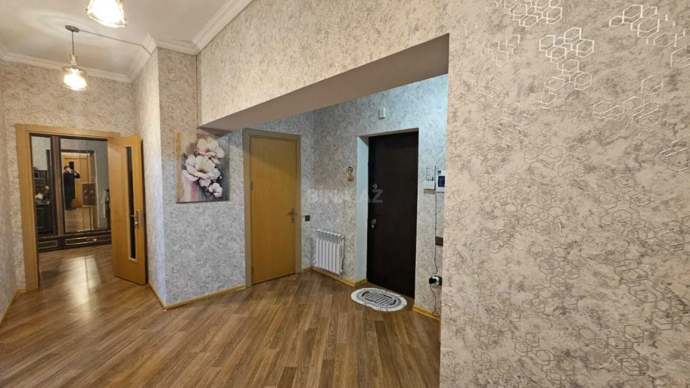 Satılır 3 otaqlı mənzil 121 m²