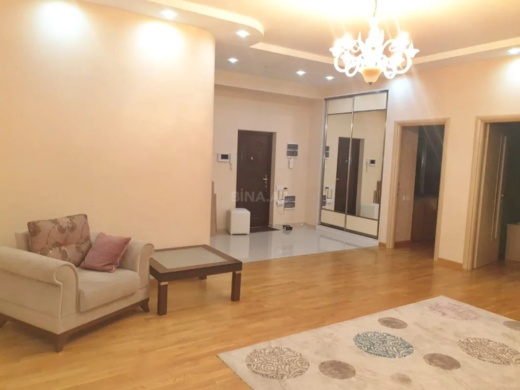 Kirayə verilir 4 otaqlı mənzil 194 m²