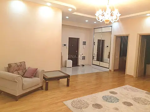 Kirayə verilir 4 otaqlı mənzil 194 m²