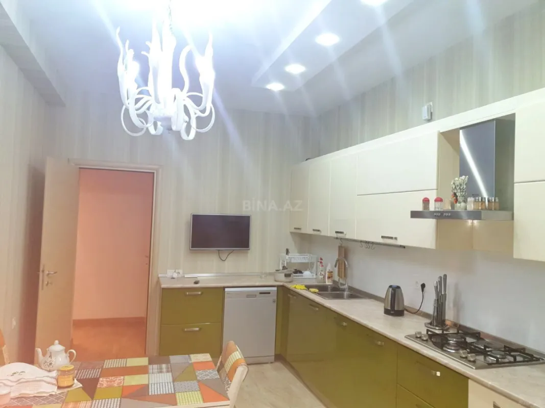 Kirayə verilir 4 otaqlı mənzil 194 m²