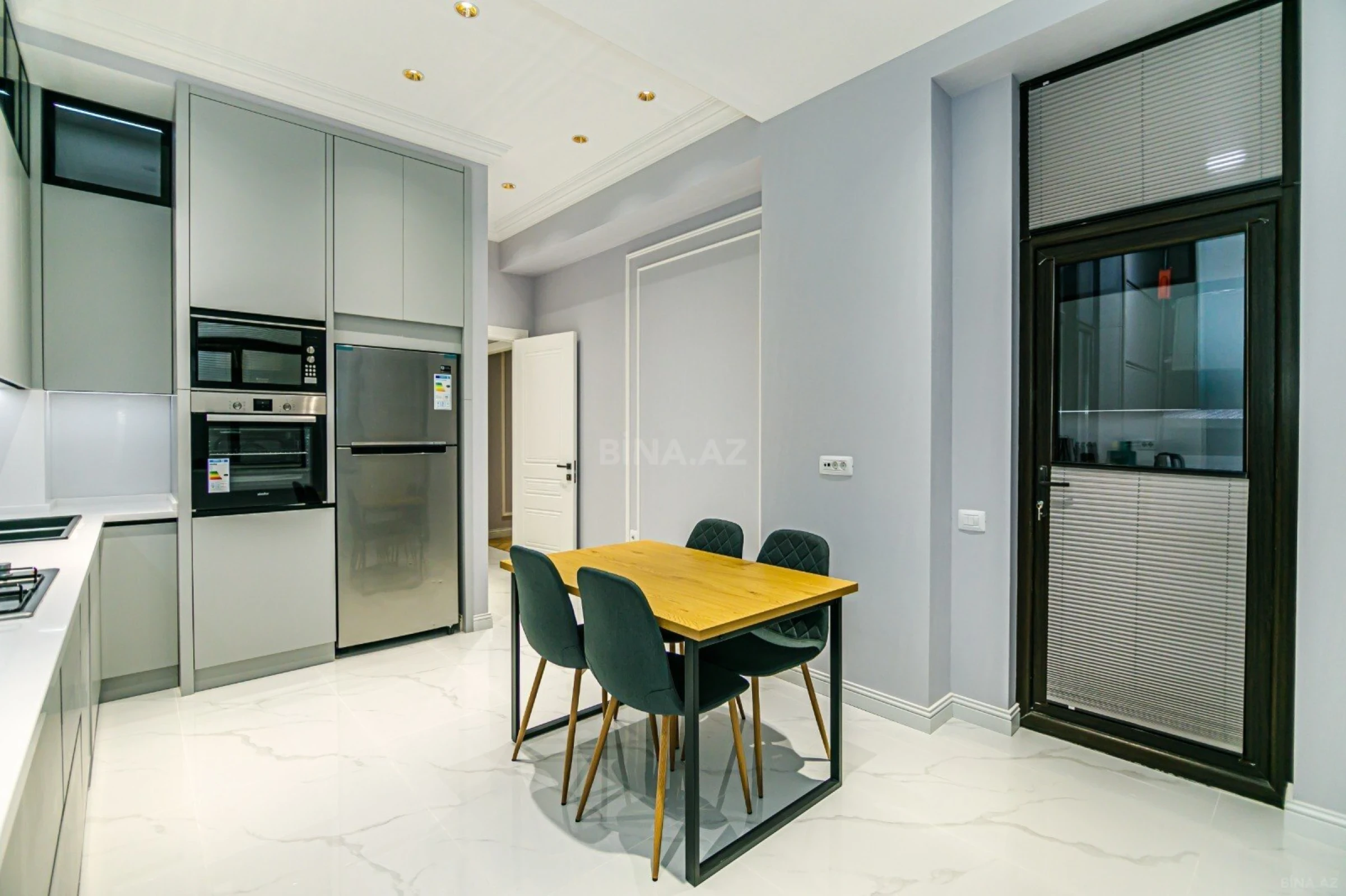 Kirayə verilir 3 otaqlı mənzil 150 m²