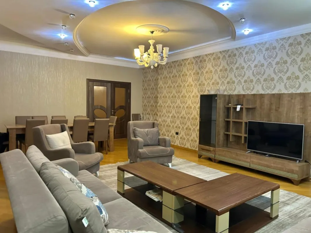 Kirayə verilir 4 otaqlı mənzil 220 m²