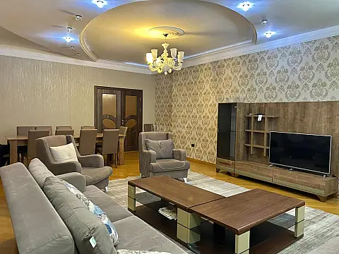 Kirayə verilir 4 otaqlı mənzil 220 m²