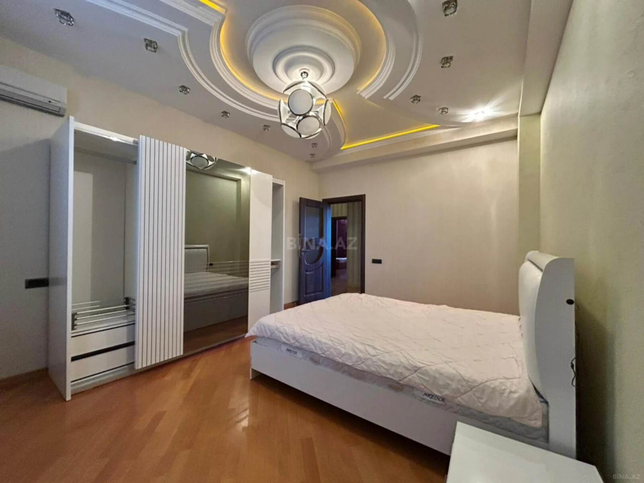 Kirayə verilir 4 otaqlı mənzil 220 m²