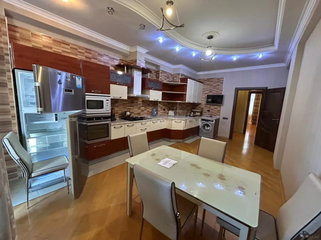 Kirayə verilir 4 otaqlı mənzil 220 m²