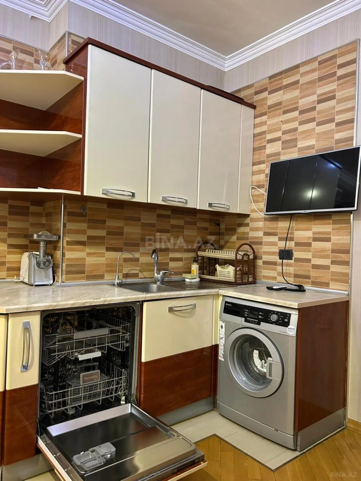 Kirayə verilir 4 otaqlı mənzil 220 m²