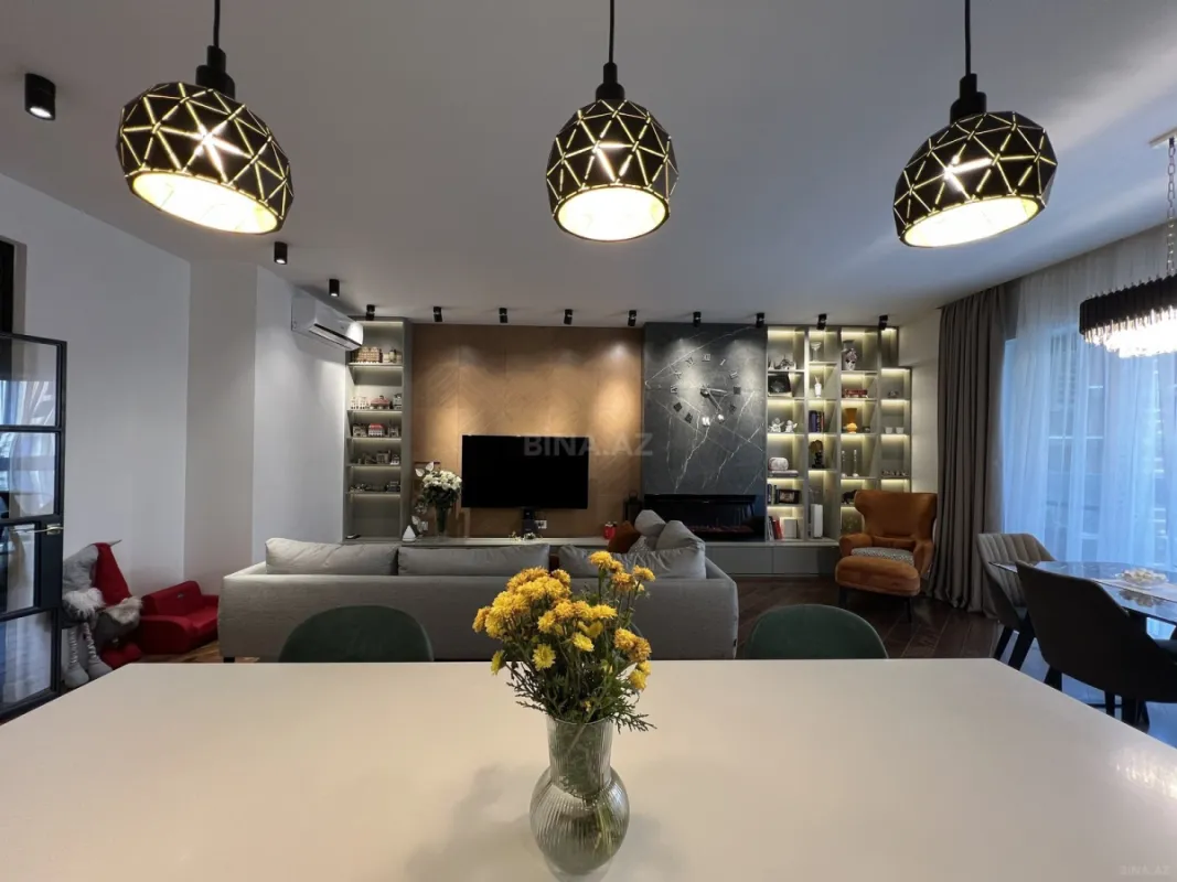 Satılır 4 otaqlı mənzil 205 m²