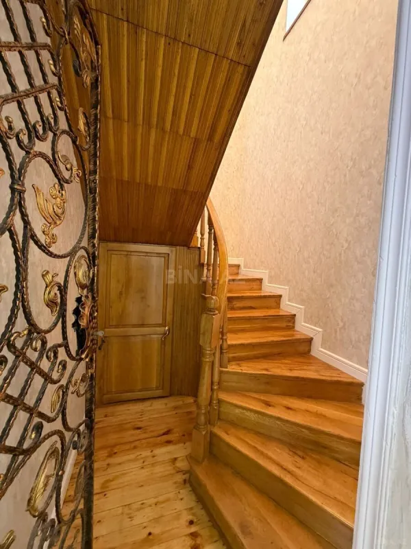 Satılır 7 otaqlı həyət evi 340 m²