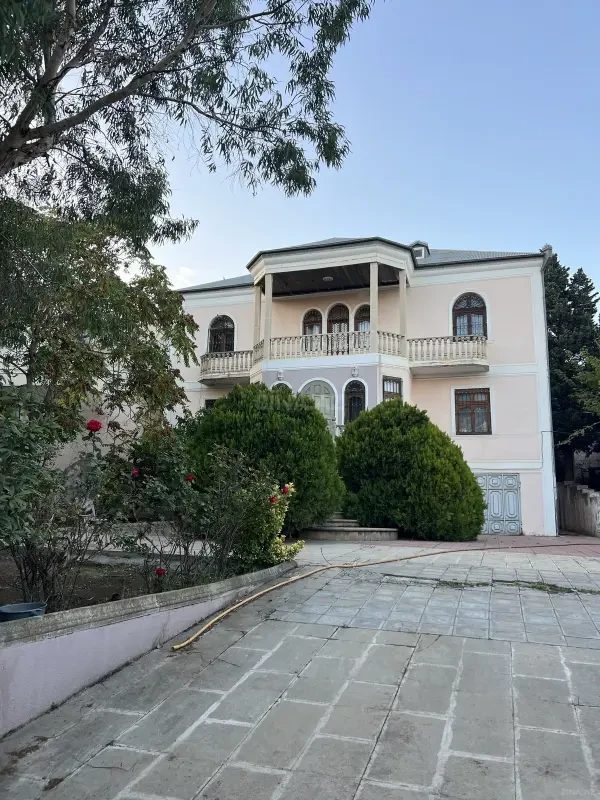 Satılır 7 otaqlı həyət evi 350 m²