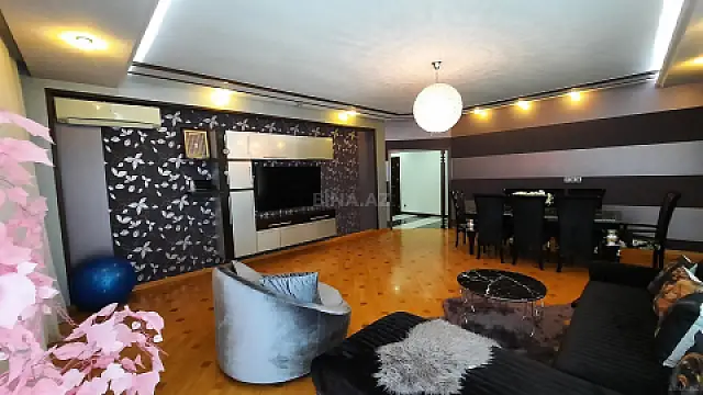Satılır 4 otaqlı mənzil 178 m²