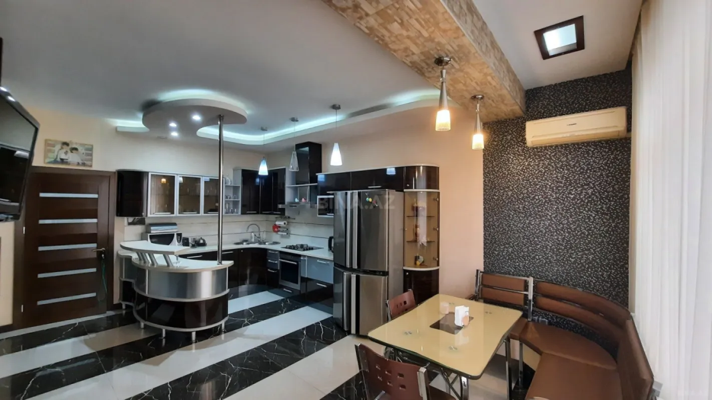 Satılır 4 otaqlı mənzil 178 m²