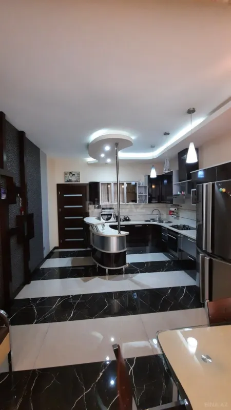 Satılır 4 otaqlı mənzil 178 m²
