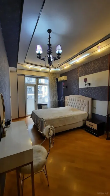 Satılır 4 otaqlı mənzil 178 m²