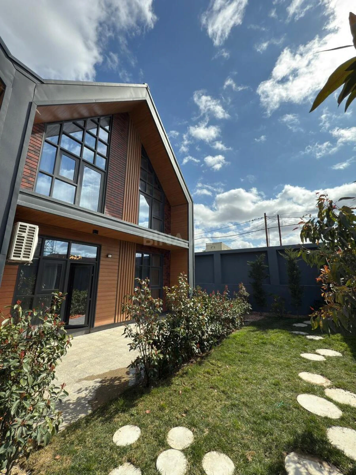 Satılır 4 otaqlı həyət evi 275 m²