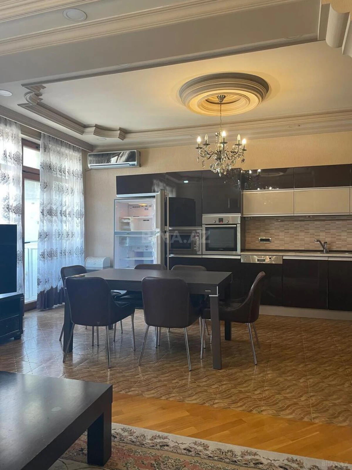 Satılır 4 otaqlı mənzil 250 m²