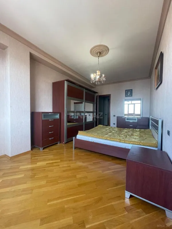 Satılır 4 otaqlı mənzil 250 m²