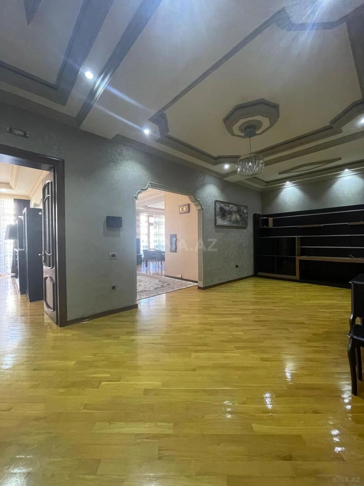 Satılır 4 otaqlı mənzil 250 m²