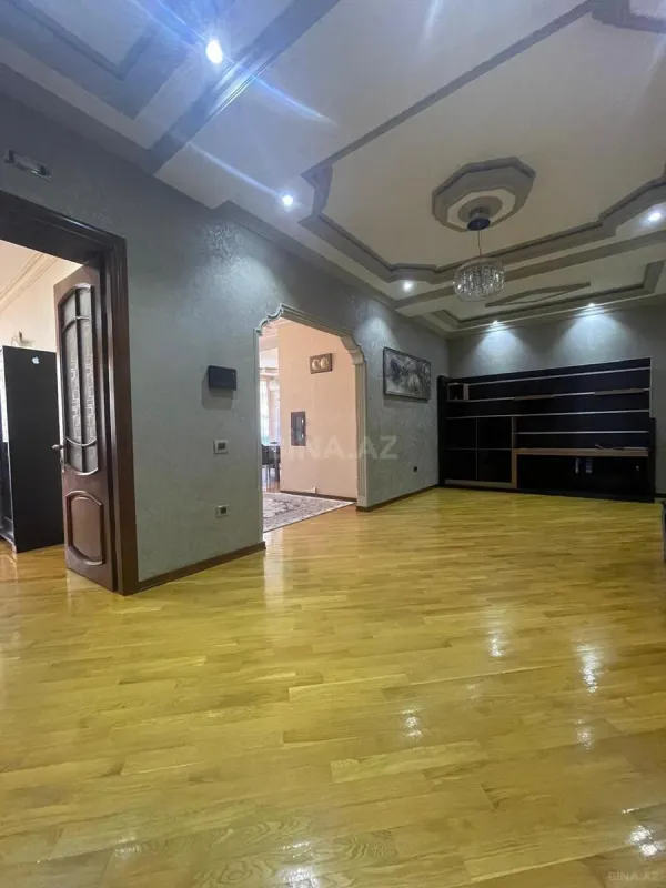 Satılır 4 otaqlı mənzil 250 m²