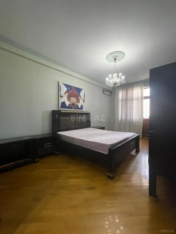 Satılır 4 otaqlı mənzil 250 m²