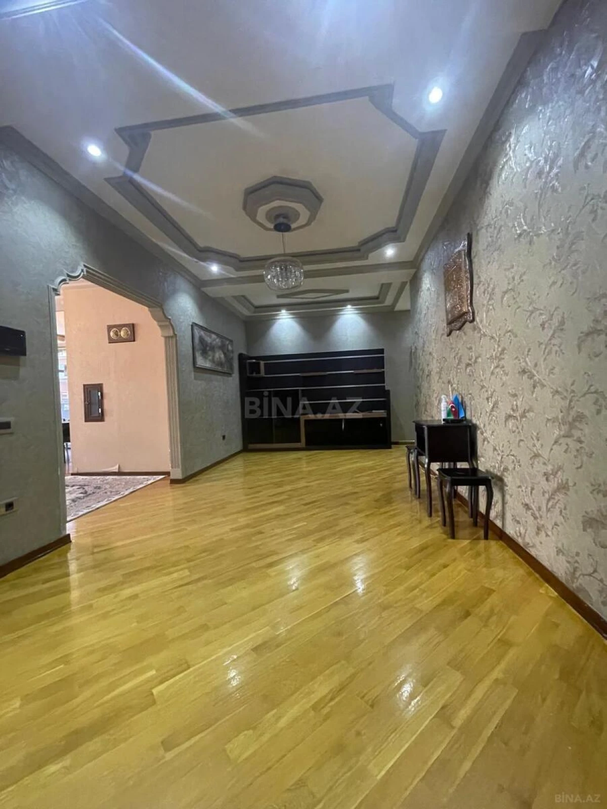 Satılır 4 otaqlı mənzil 250 m²