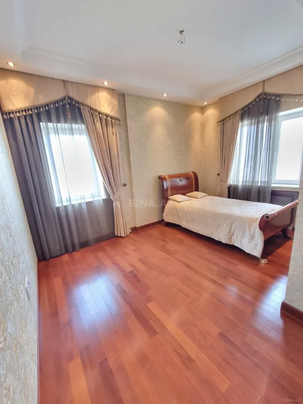 Satılır 4 otaqlı mənzil 205 m²