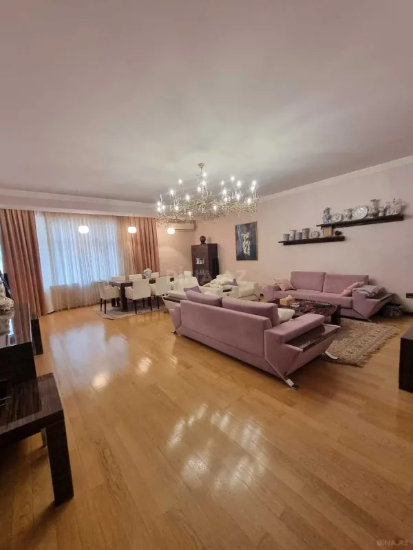 Satılır 4 otaqlı mənzil 205 m²