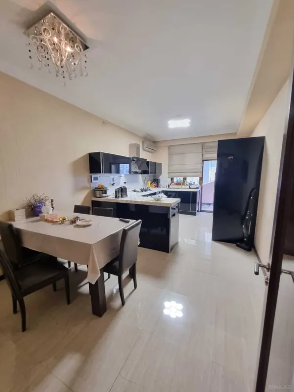 Satılır 4 otaqlı mənzil 205 m²