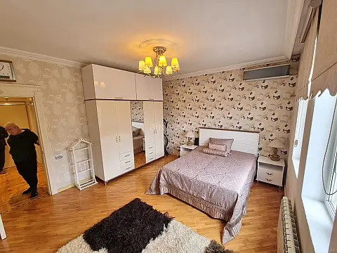 Satılır 4 otaqlı mənzil 170 m²