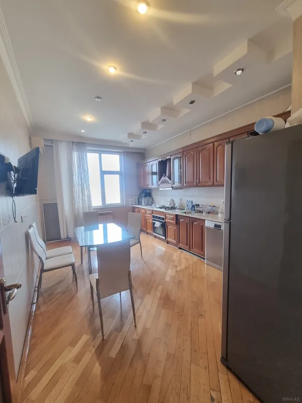 Satılır 3 otaqlı mənzil 163 m²