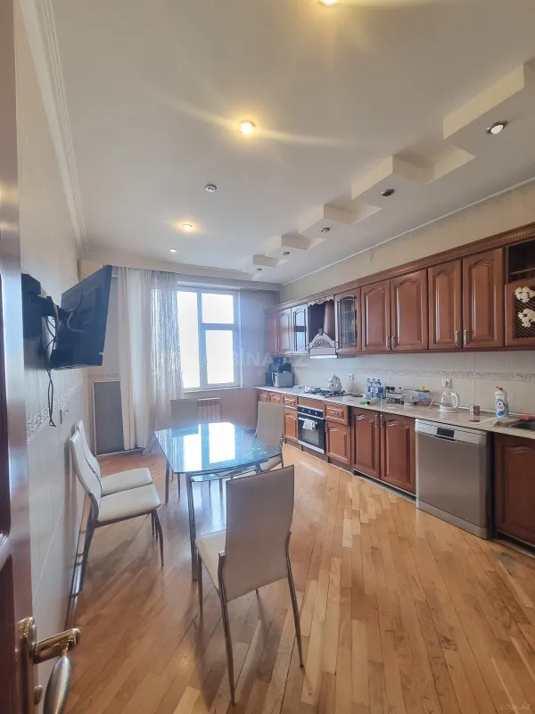 Satılır 3 otaqlı mənzil 163 m²