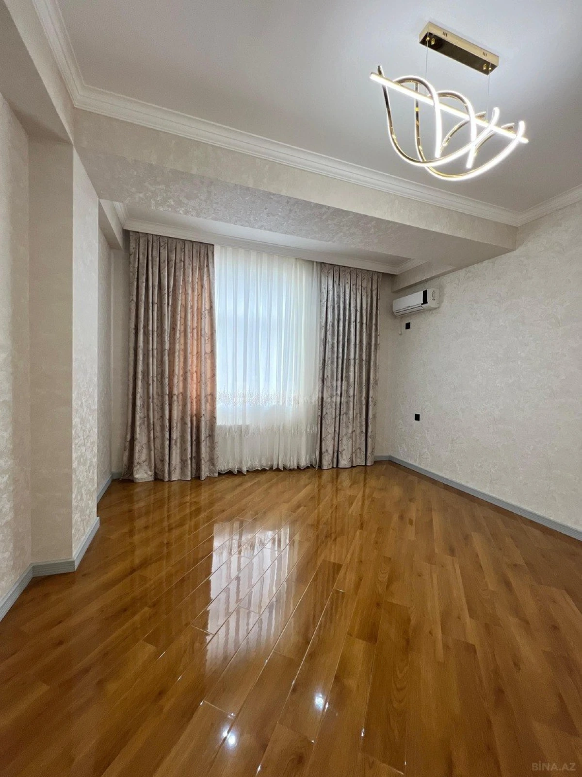 Satılır 4 otaqlı mənzil 134 m²