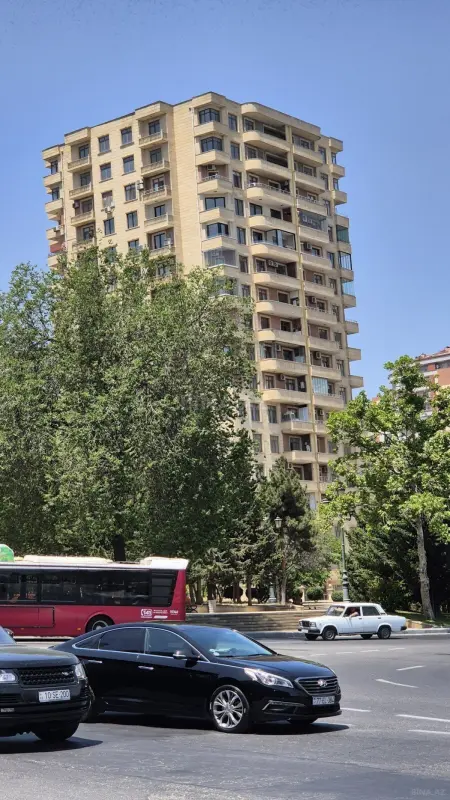 Satılır 4 otaqlı mənzil 200 m²