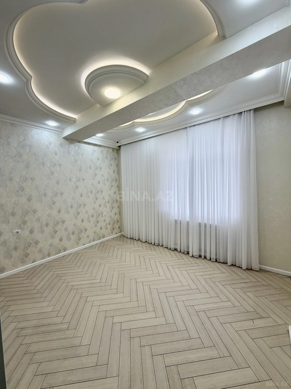 Satılır 4 otaqlı mənzil 135 m²