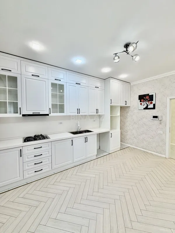 Satılır 4 otaqlı mənzil 135 m²