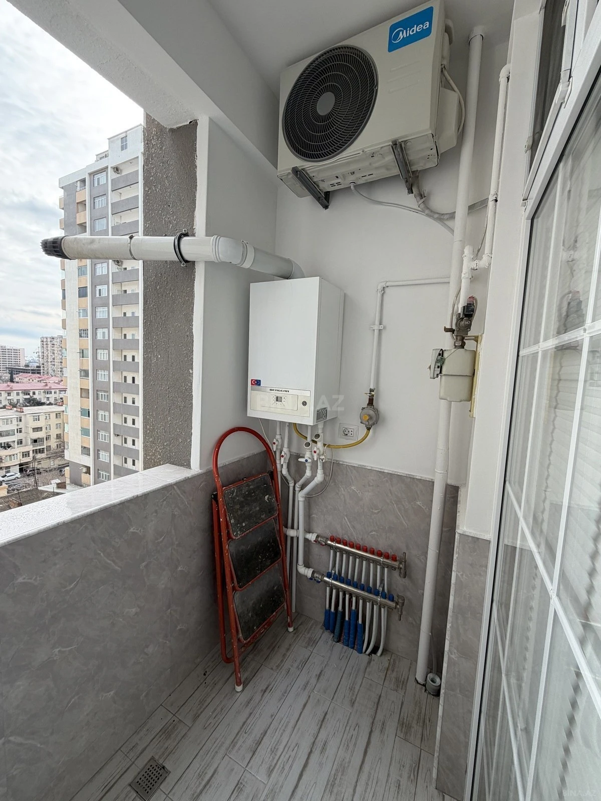 Satılır 4 otaqlı mənzil 135 m²