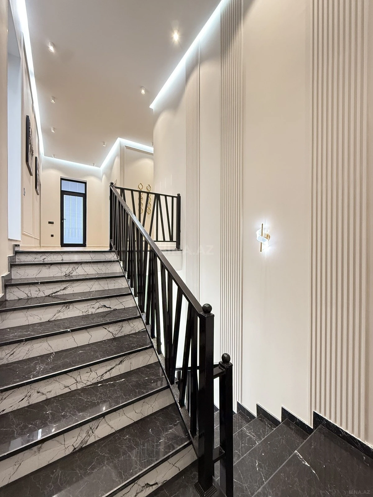 Satılır 5 otaqlı həyət evi 300 m²