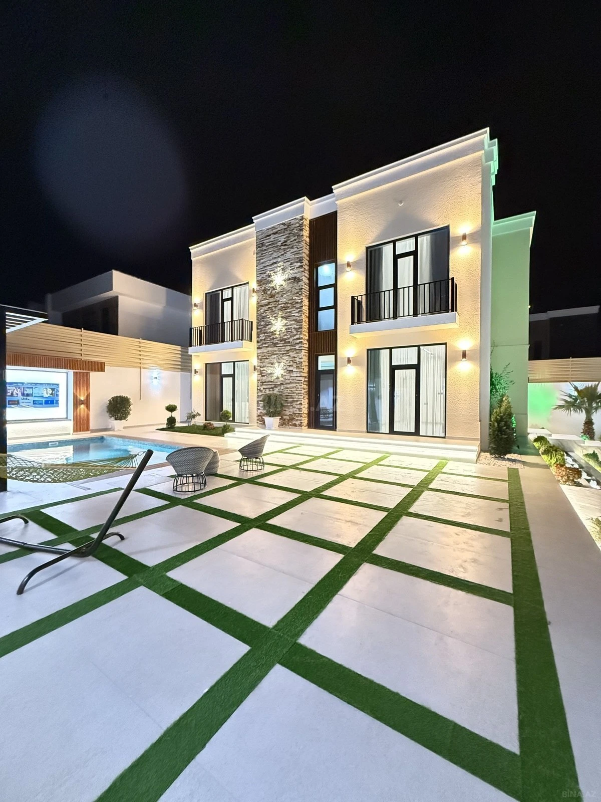 Satılır 5 otaqlı həyət evi 300 m²