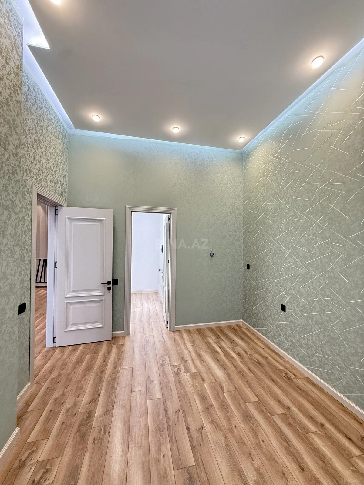 Satılır 5 otaqlı həyət evi 300 m²