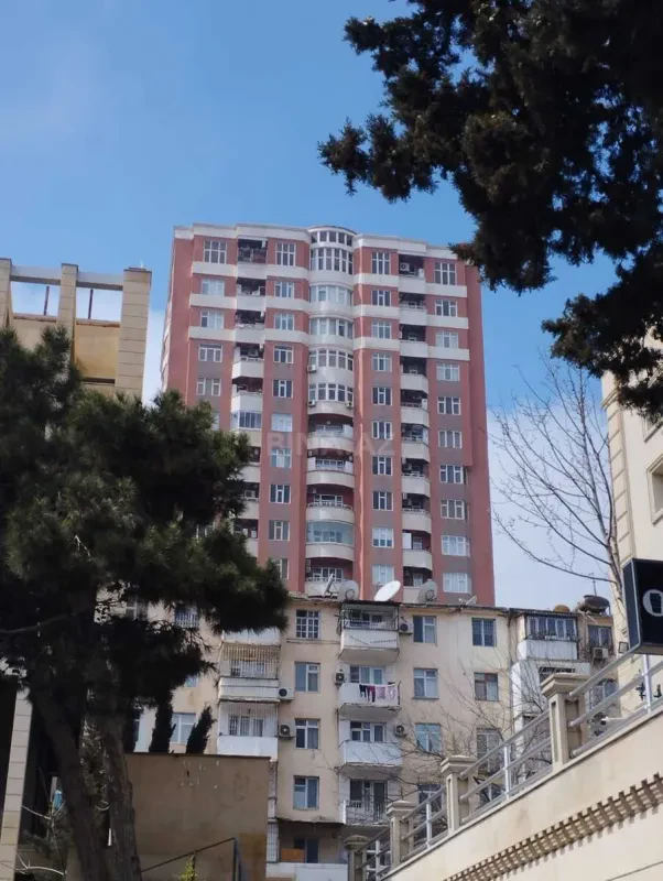 Satılır 3 otaqlı mənzil 135 m²